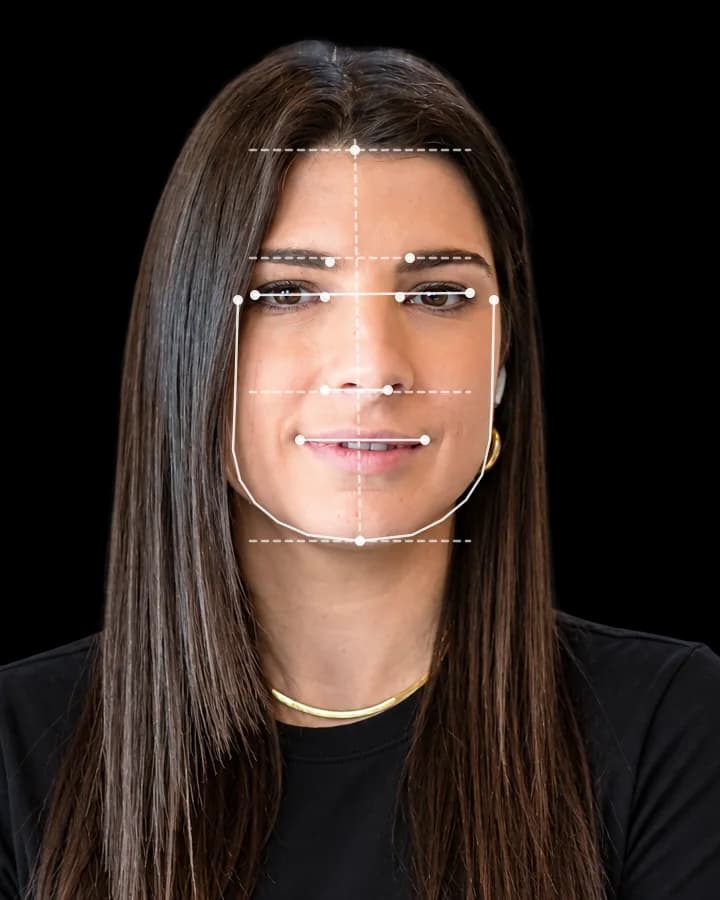 Mulher de frente com os pontos de medida do rosto marcados
