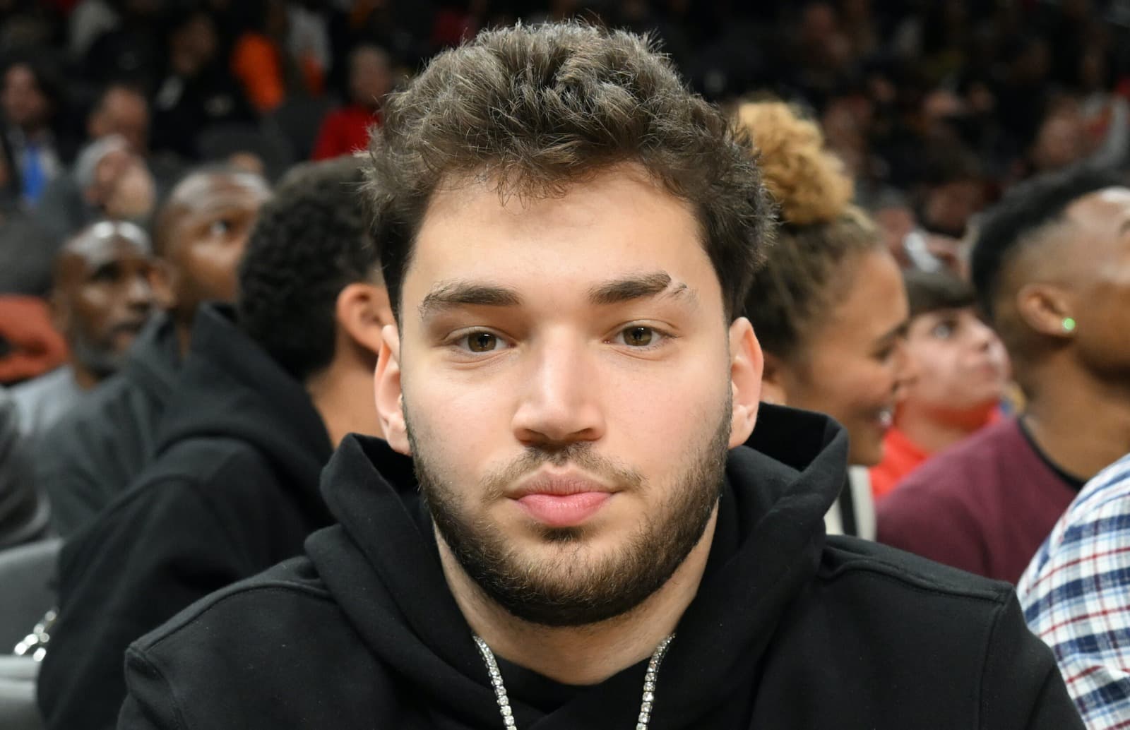 Foto de frente de Adin Ross