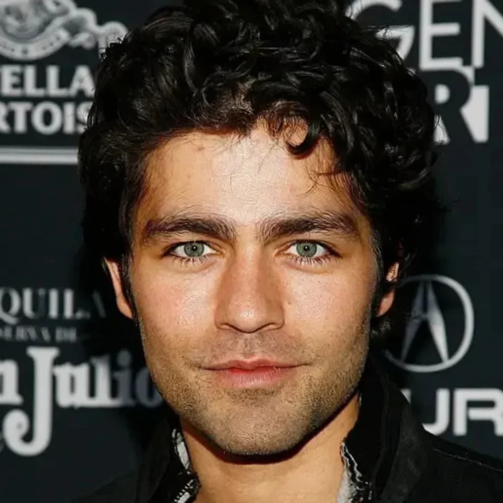 Foto de frente de Adrian Grenier
