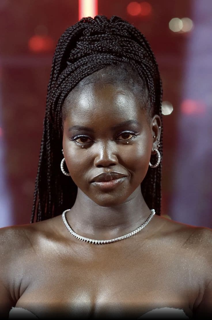 Foto de frente de Adut Akech