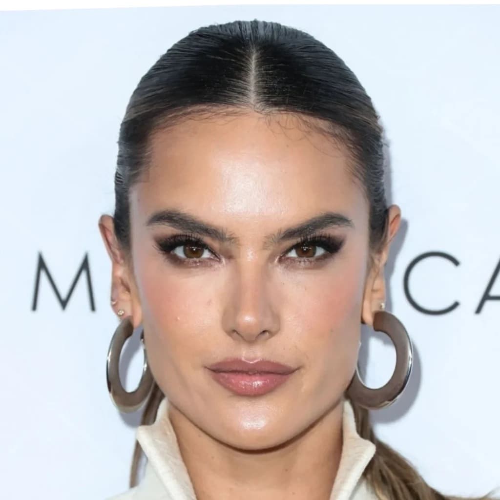 Foto de frente de Alessandra Ambrosio