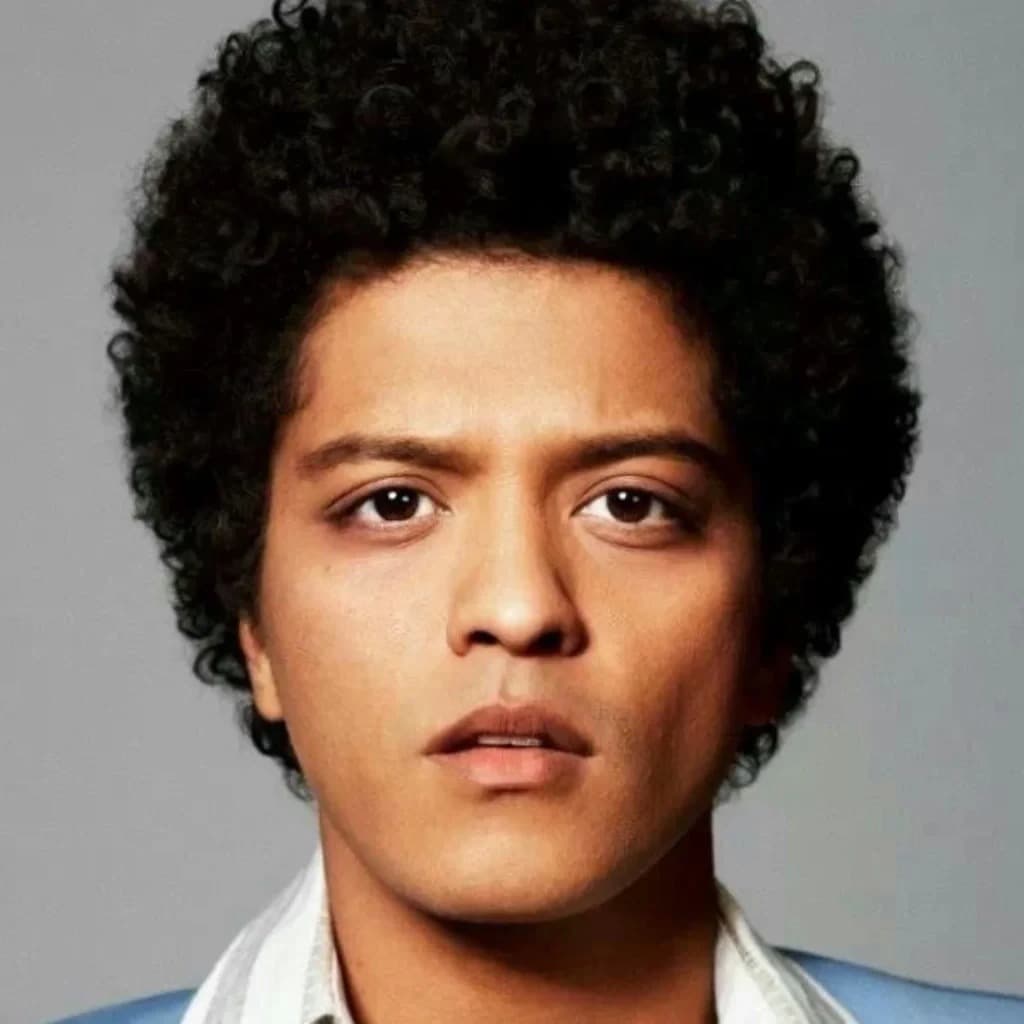 Foto de frente de Bruno Mars