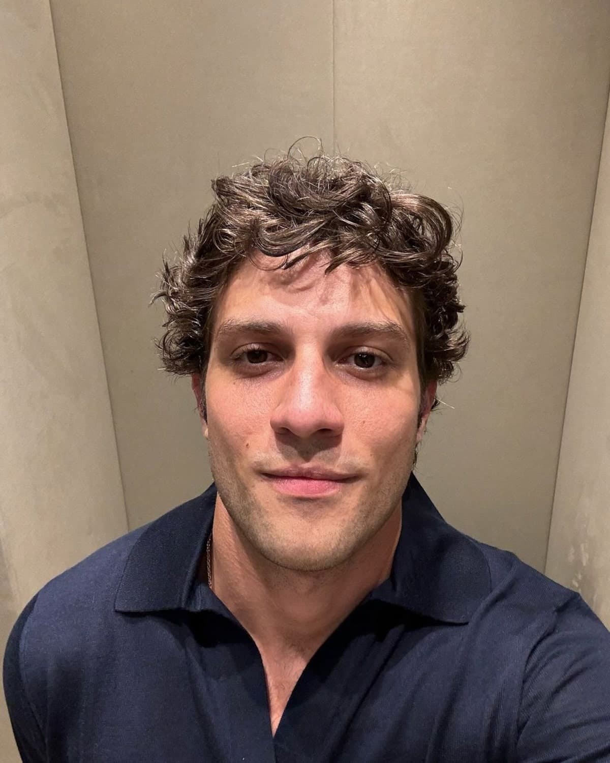 Foto de frente de Chay Suede
