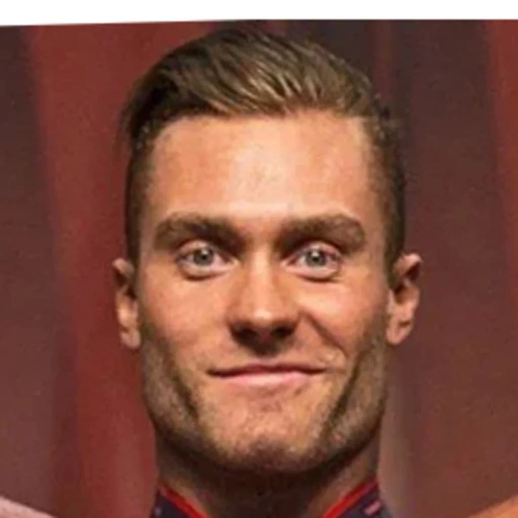 Foto de frente de Chris Bumstead