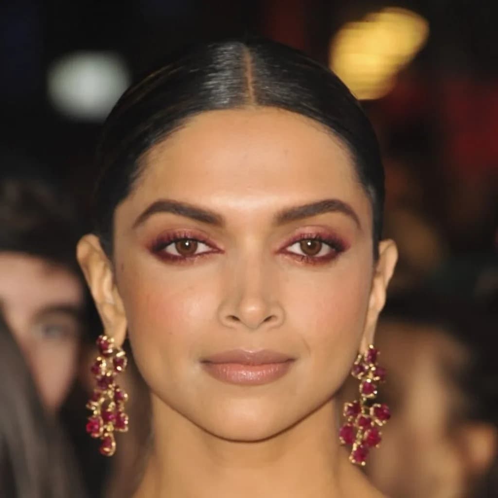 Foto de frente de Deepika Padukone