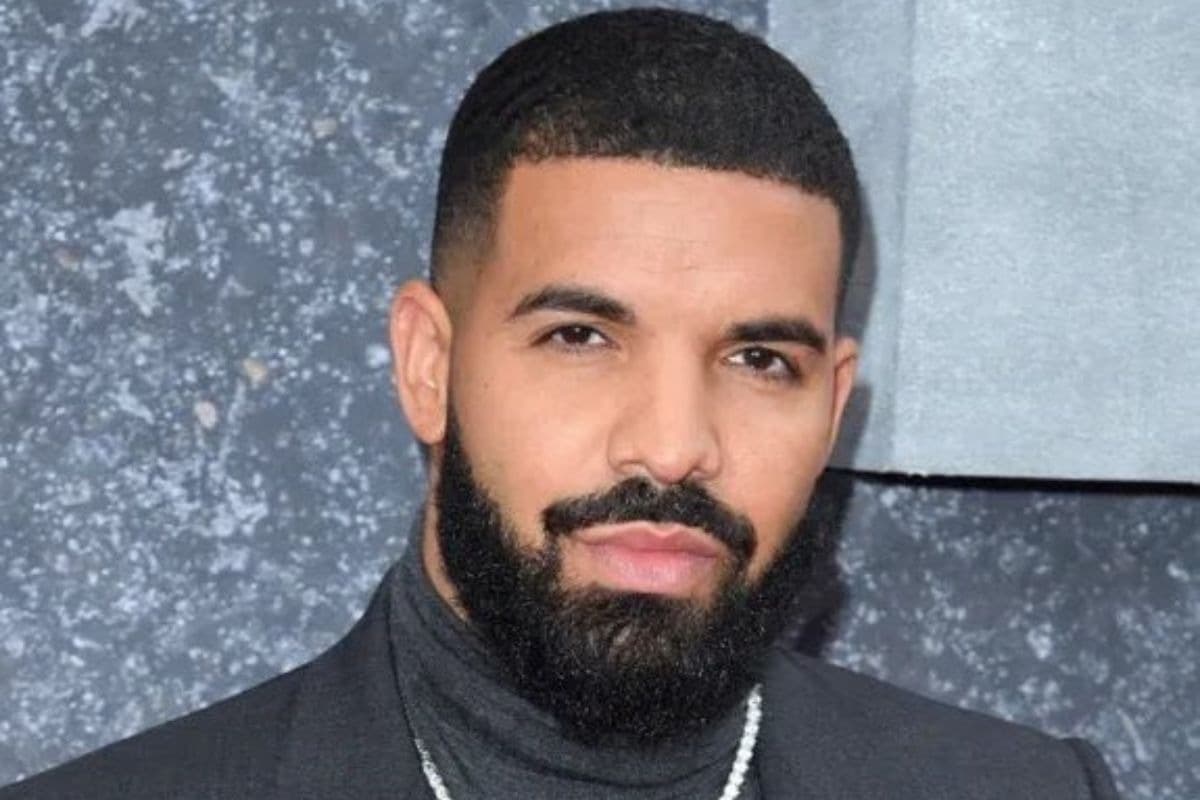 Foto de frente de Drake