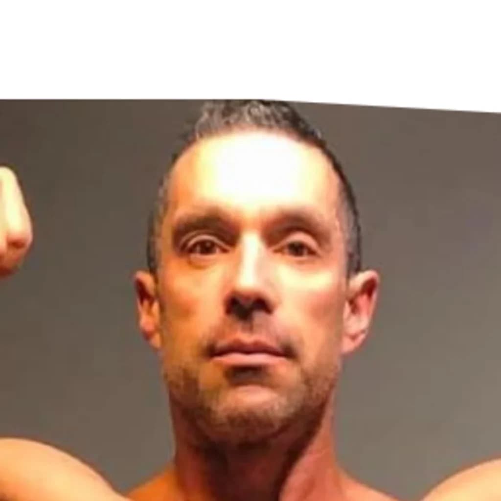 Foto de frente de Greg Doucette