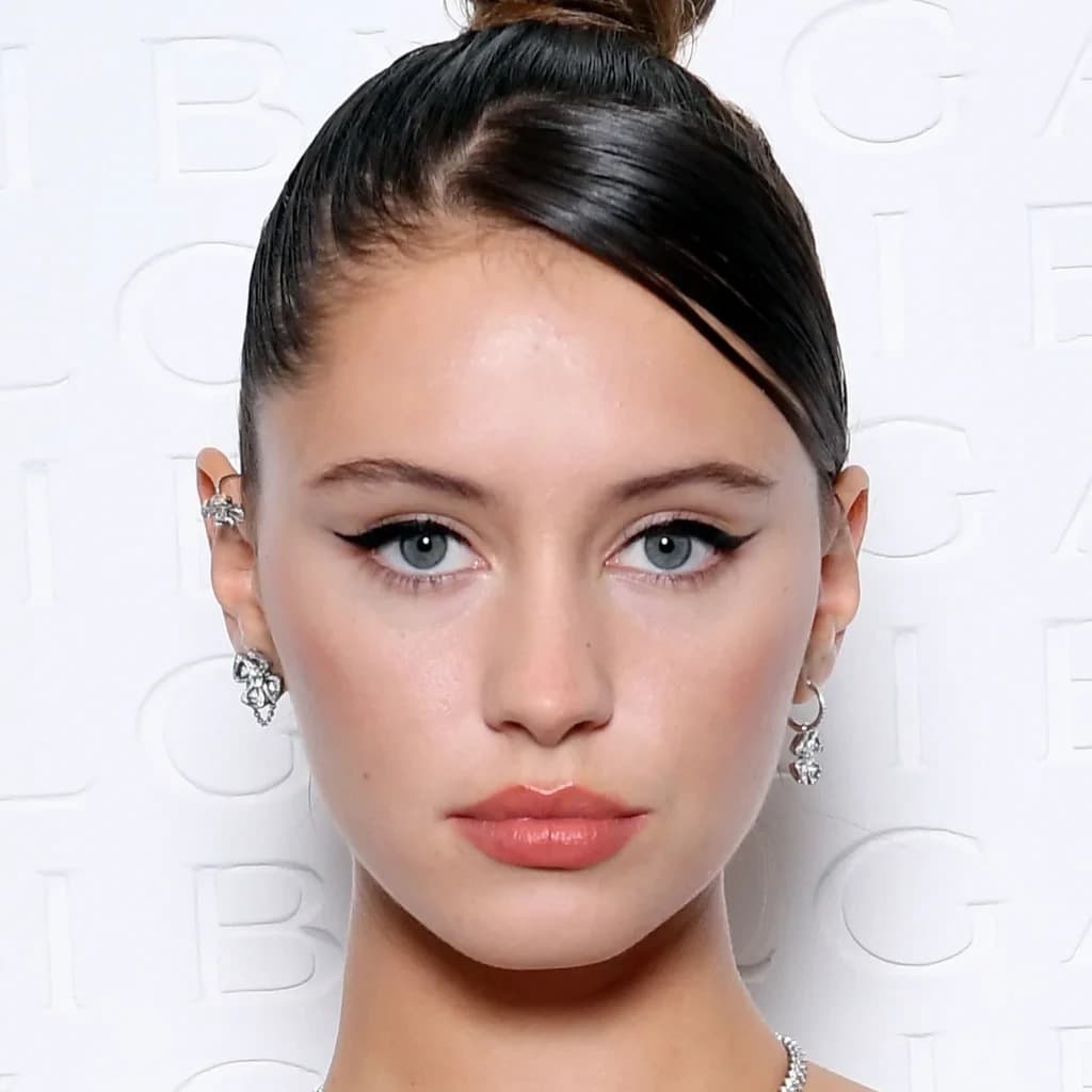 Foto de frente de Iris Law