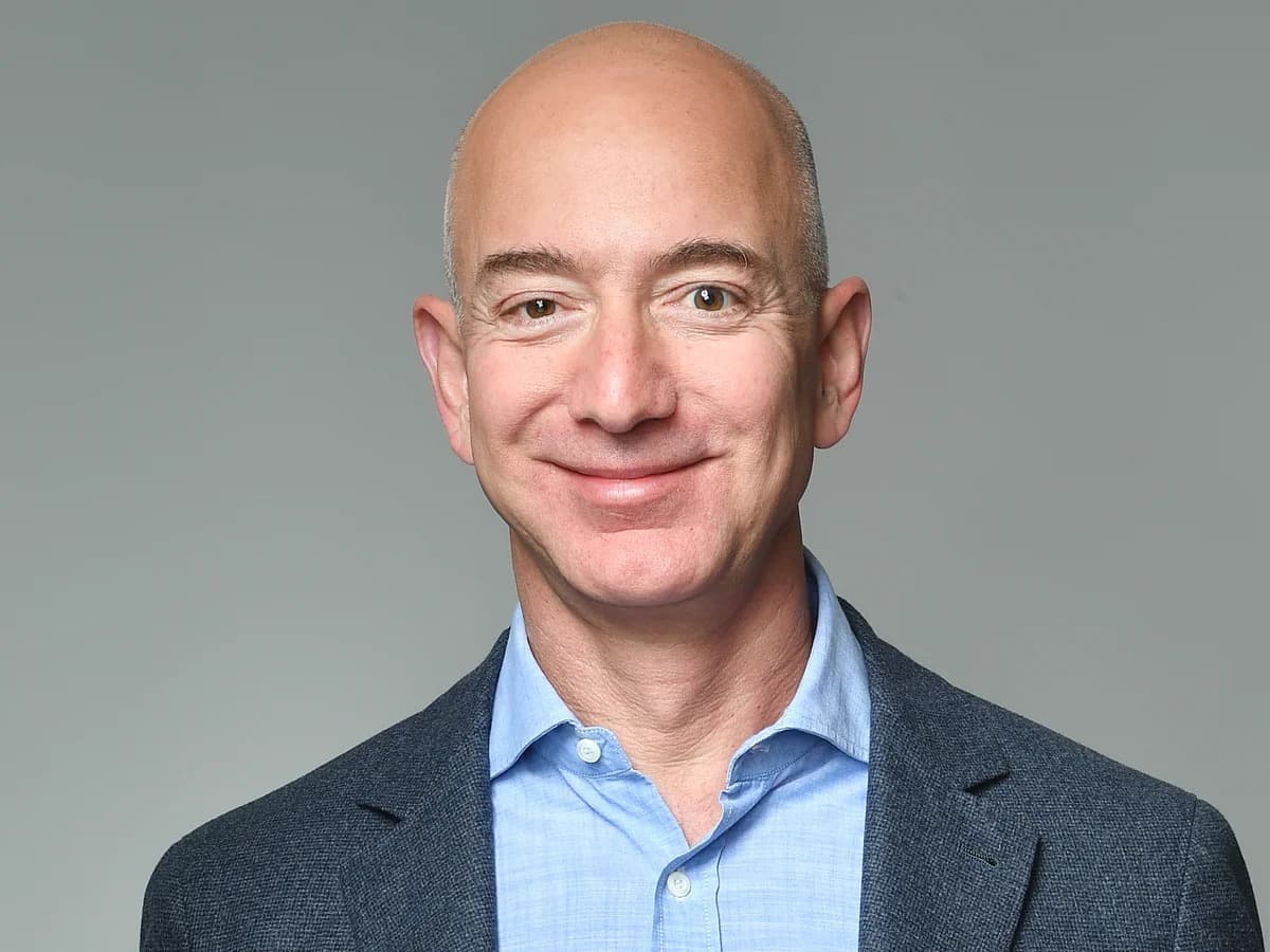 Foto de frente de Jeff Bezos