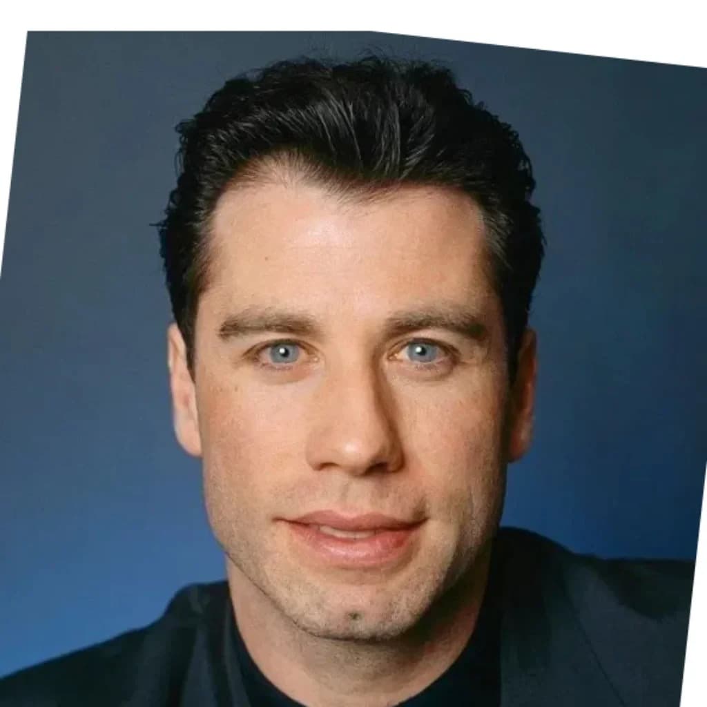 Foto de frente de John Travolta