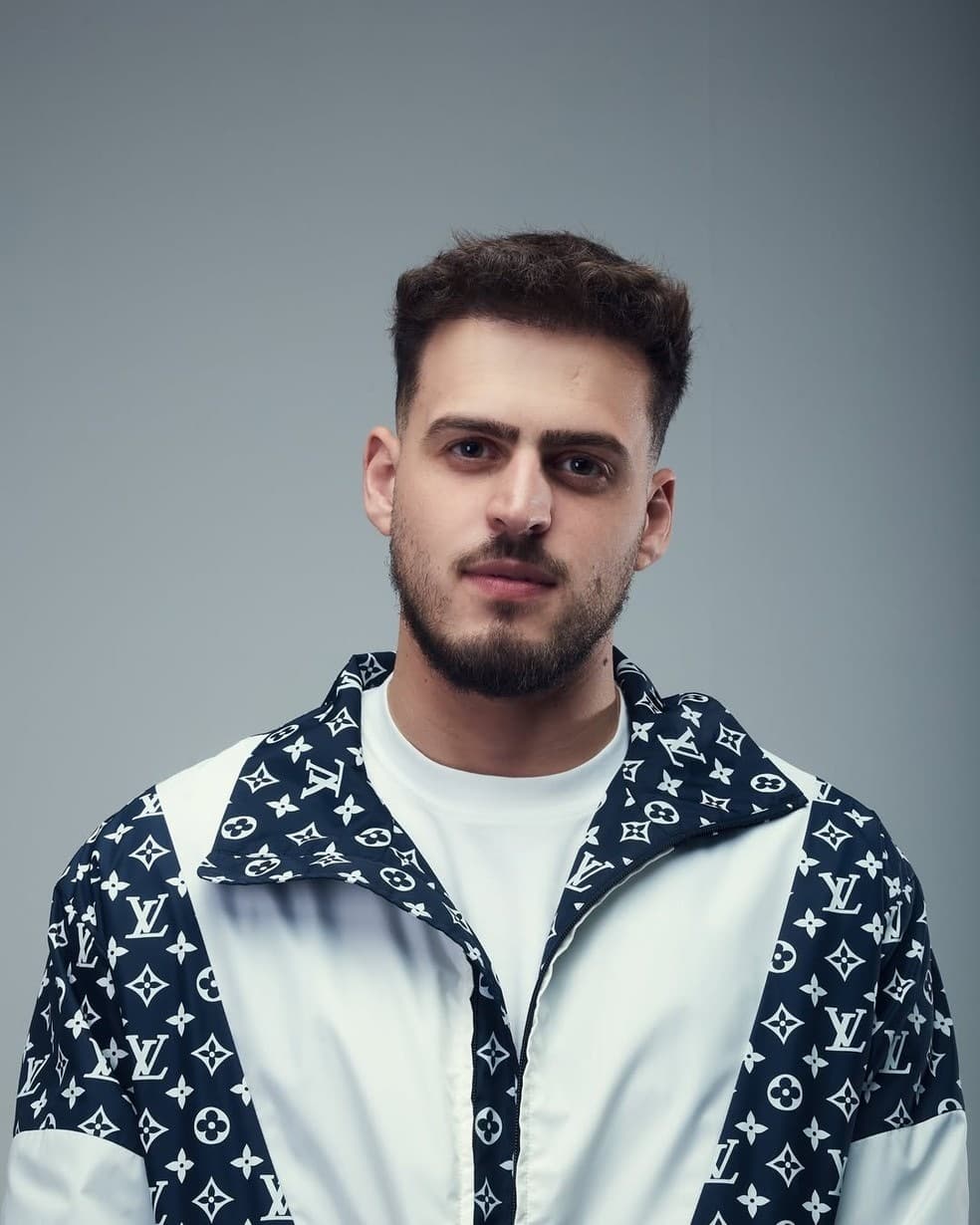 Foto de frente de Jon Vlogs