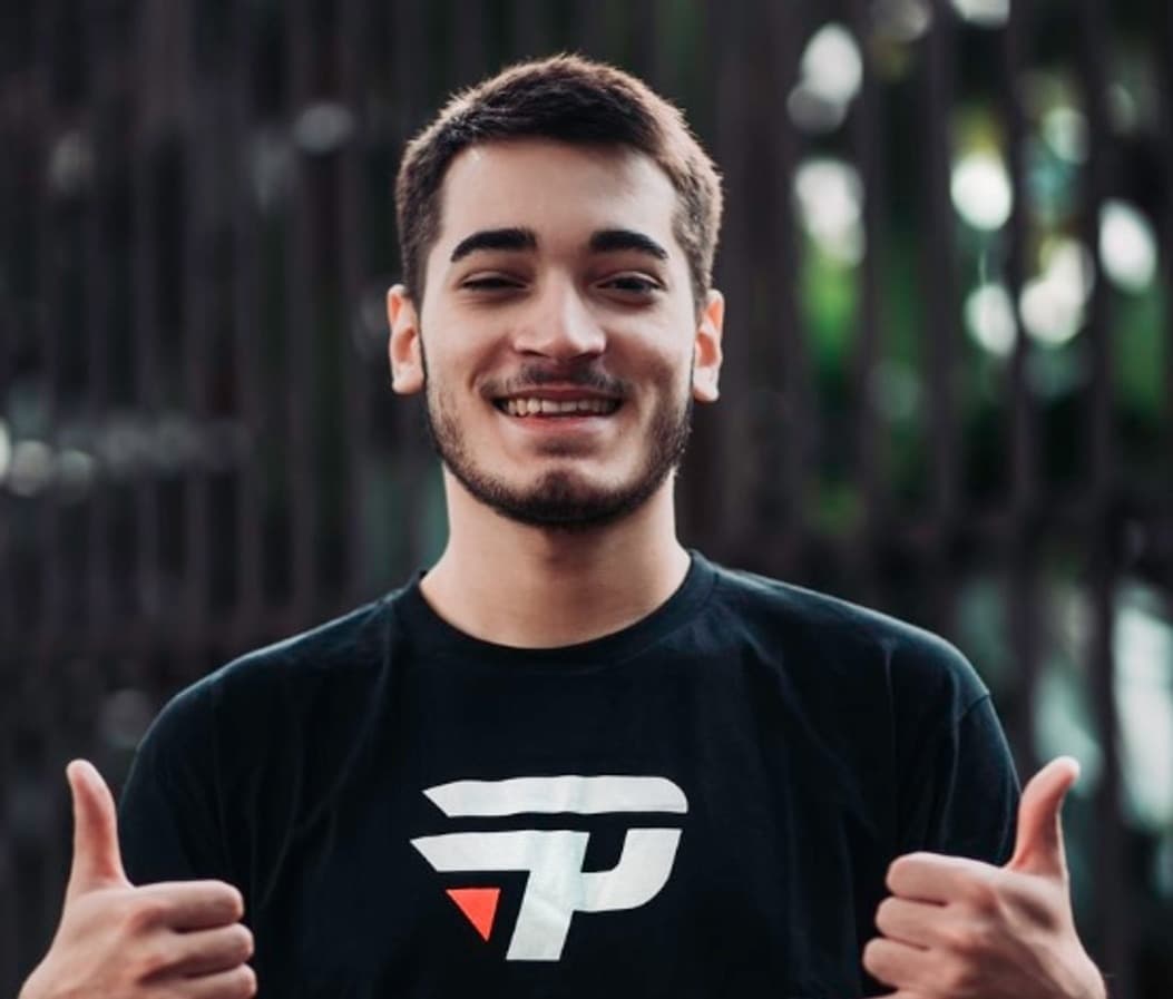 Foto de frente de Jovirone