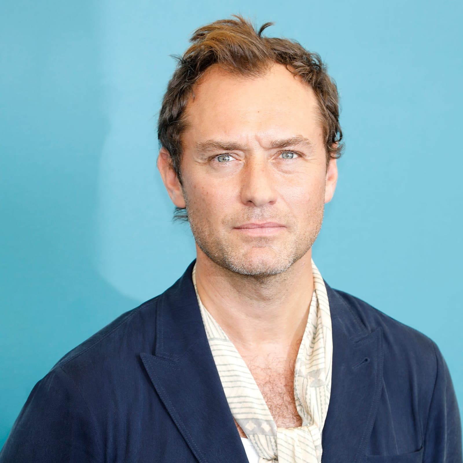 Foto de frente de Jude Law