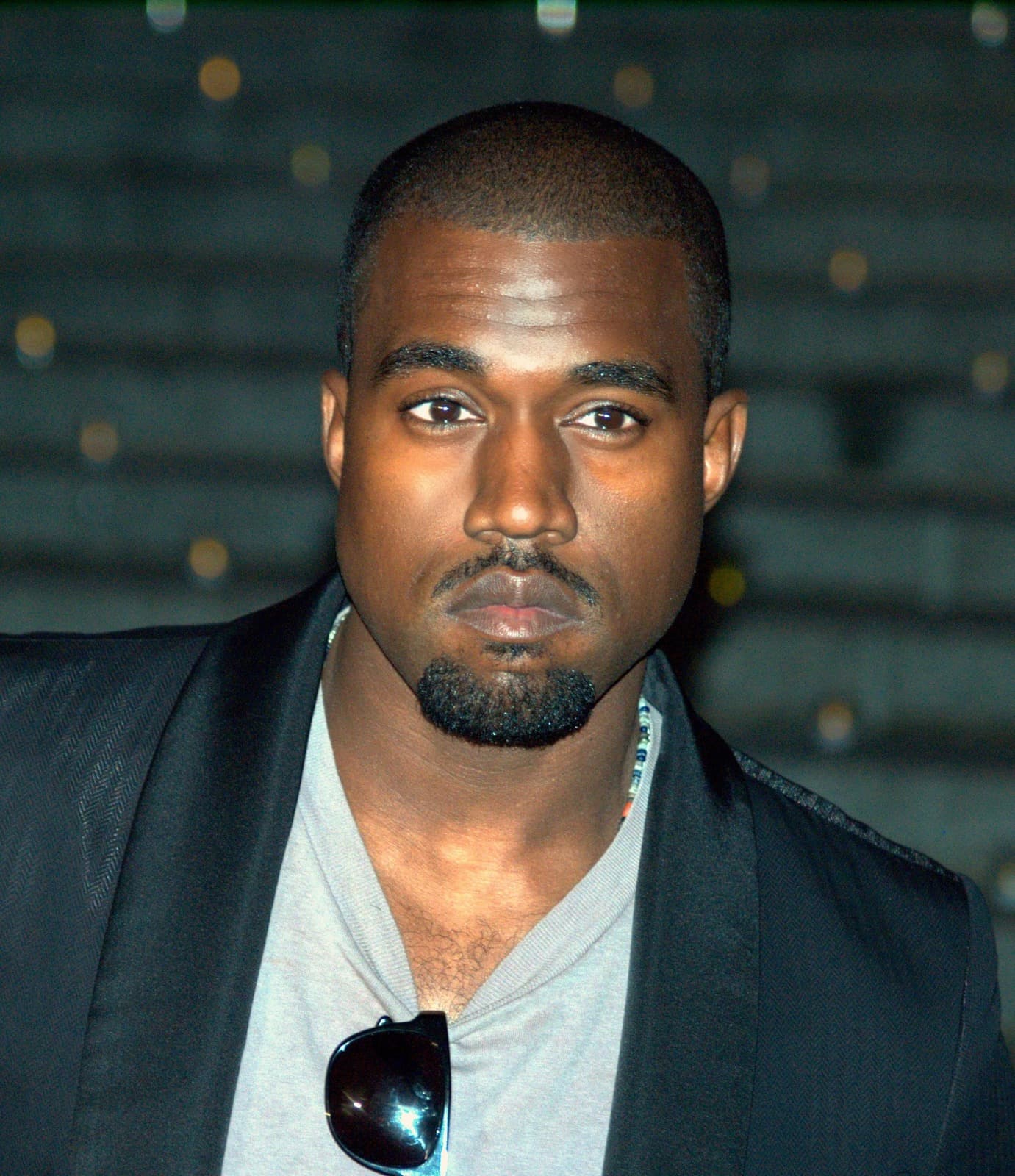 Foto de frente de Kanye West