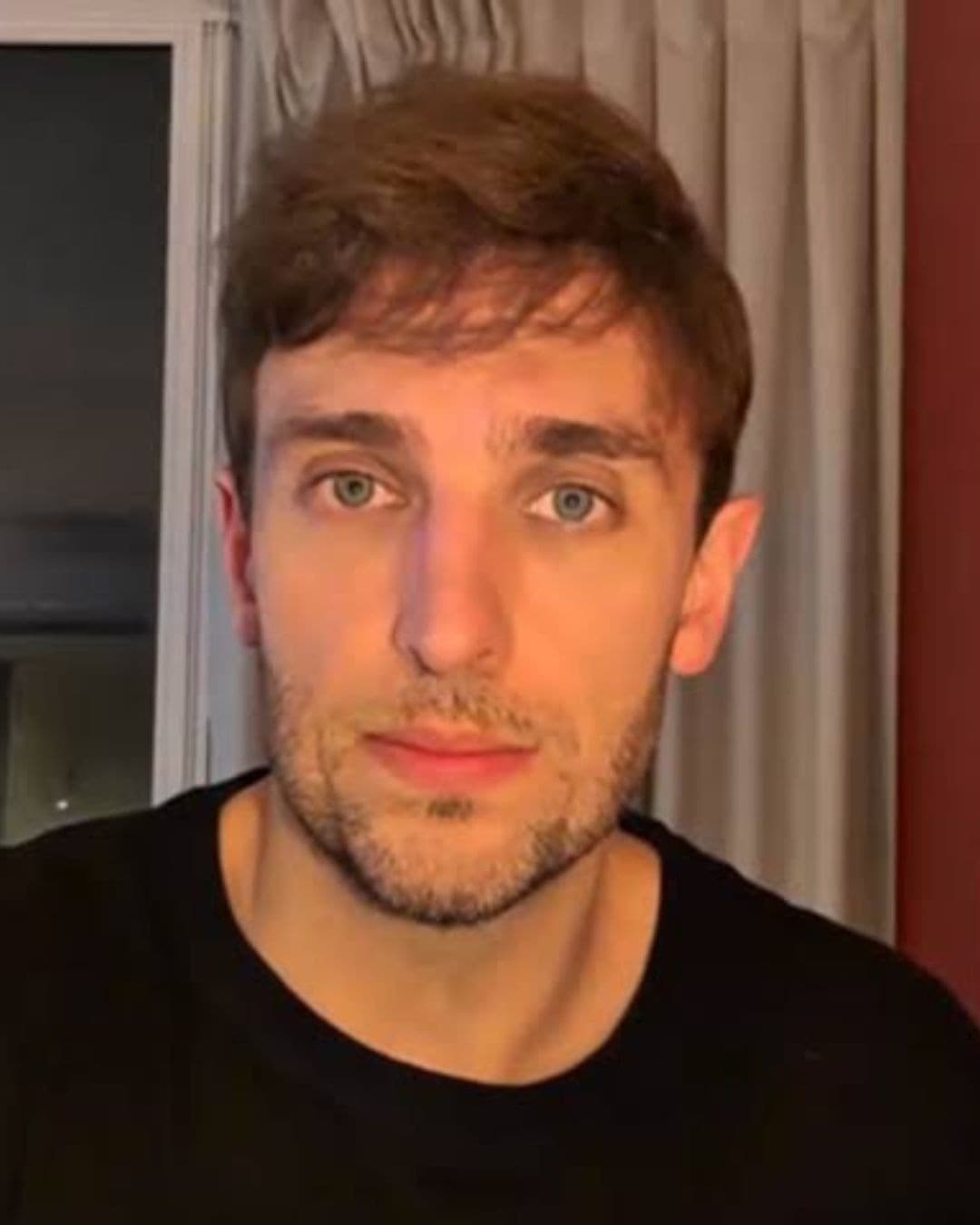 Foto de frente de Léo Lins
