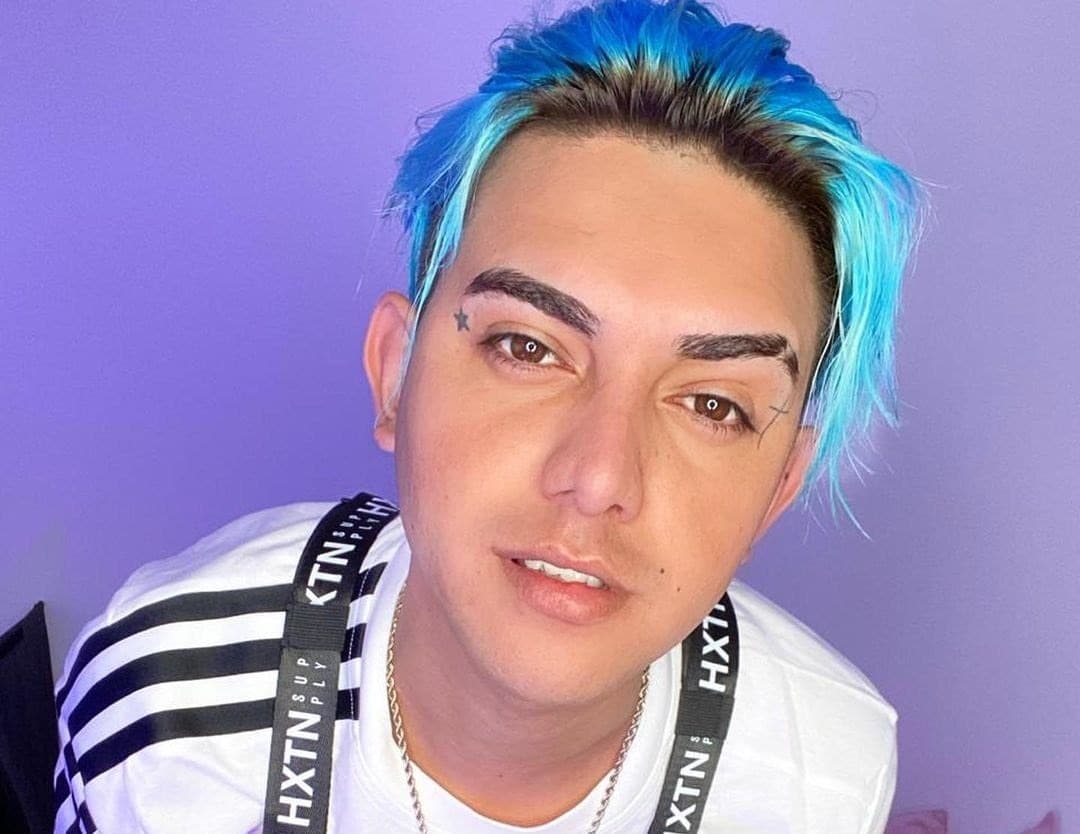 Foto de frente de MC Fioti