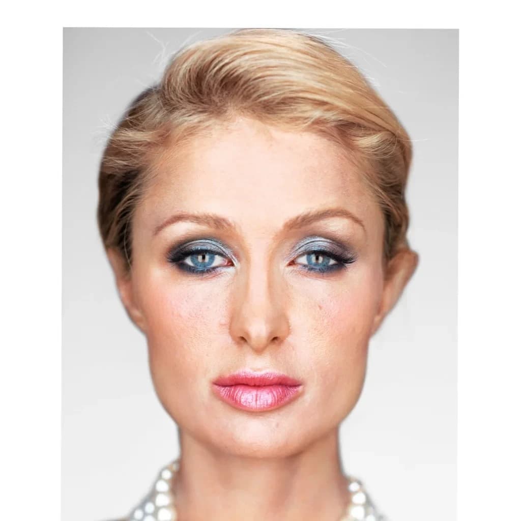 Foto de frente de Paris Hilton