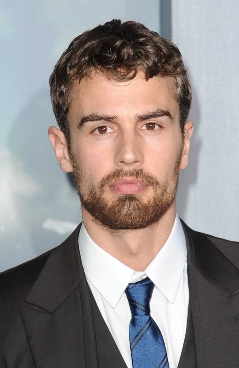 Foto de frente de Theo James