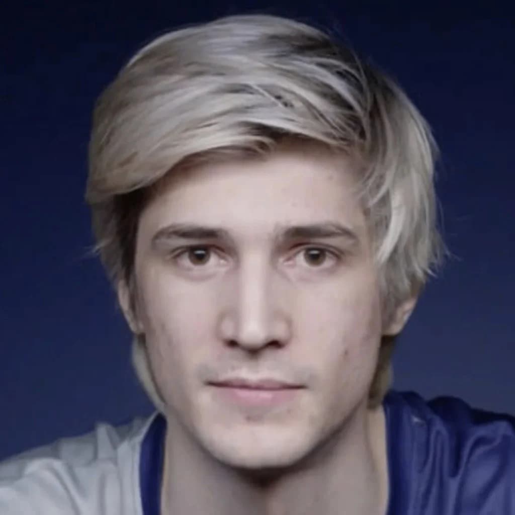 Foto de frente de xQc