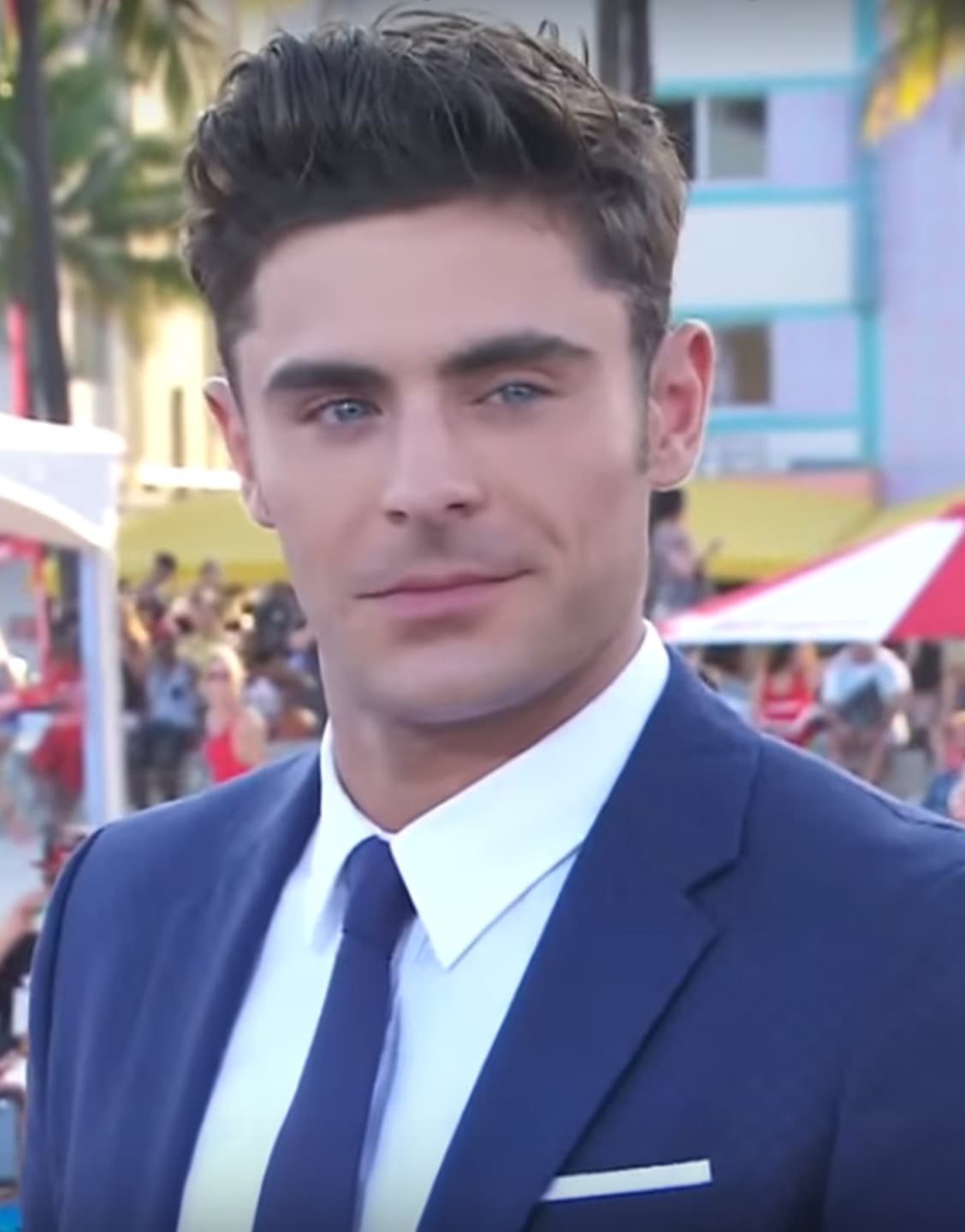 Foto de frente de Zac Efron
