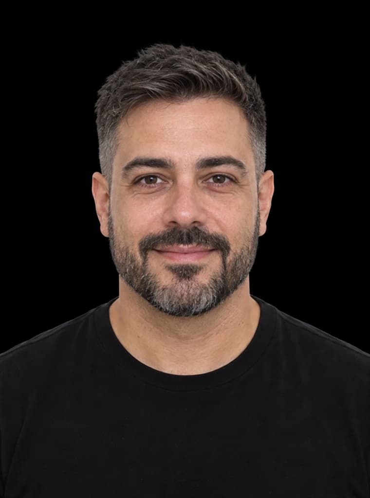 O mesmo homem com cabelo cortado, barba desenhada, sobrancelhas aparadas, pele mais uniforme e sorriso.
