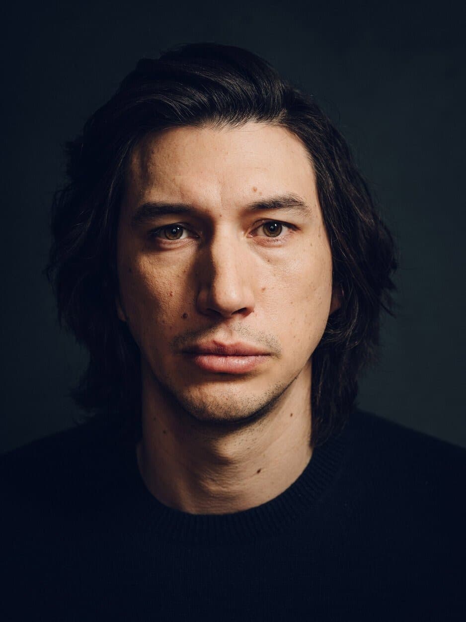 Foto de frente de Adam Driver