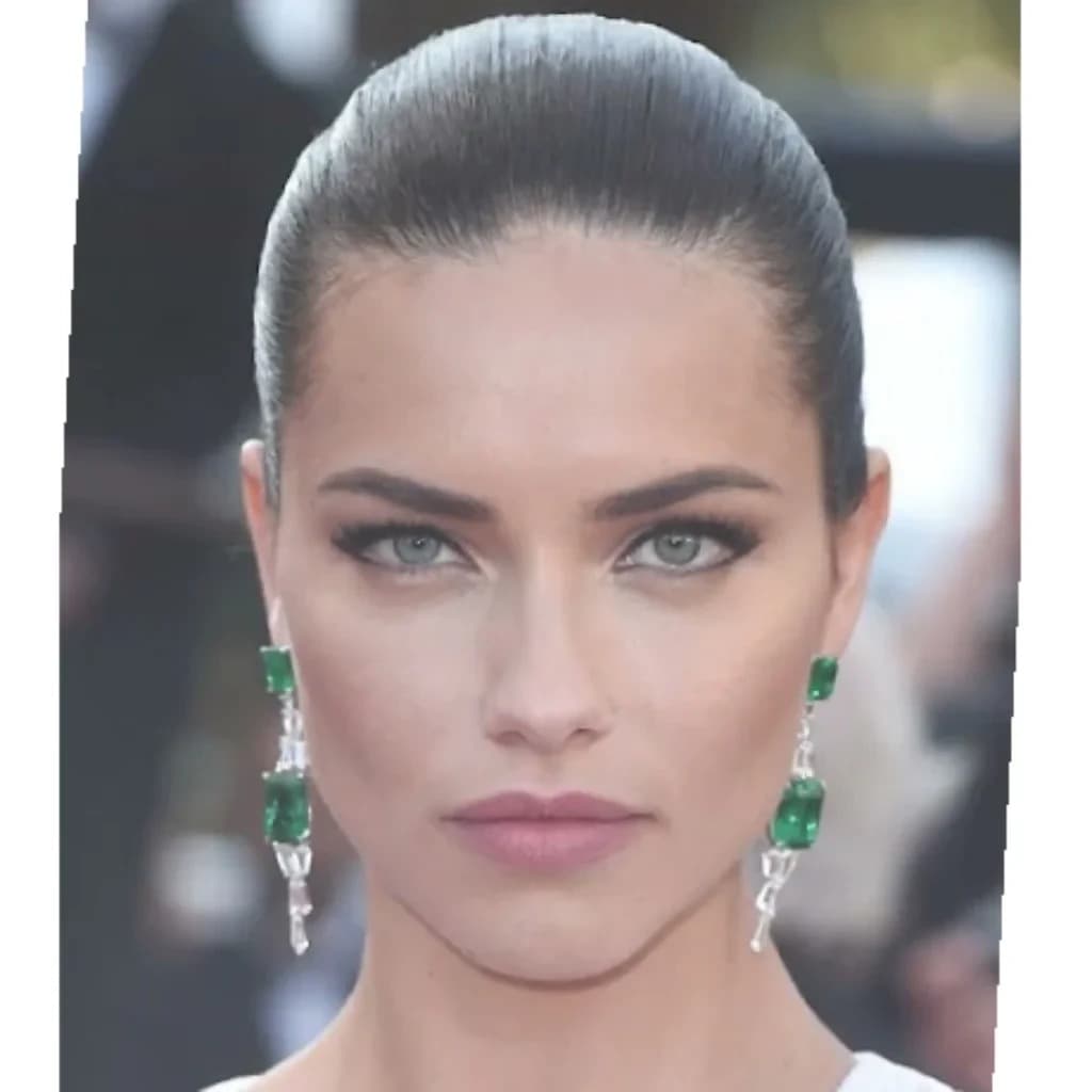 Foto de frente de Adriana Lima