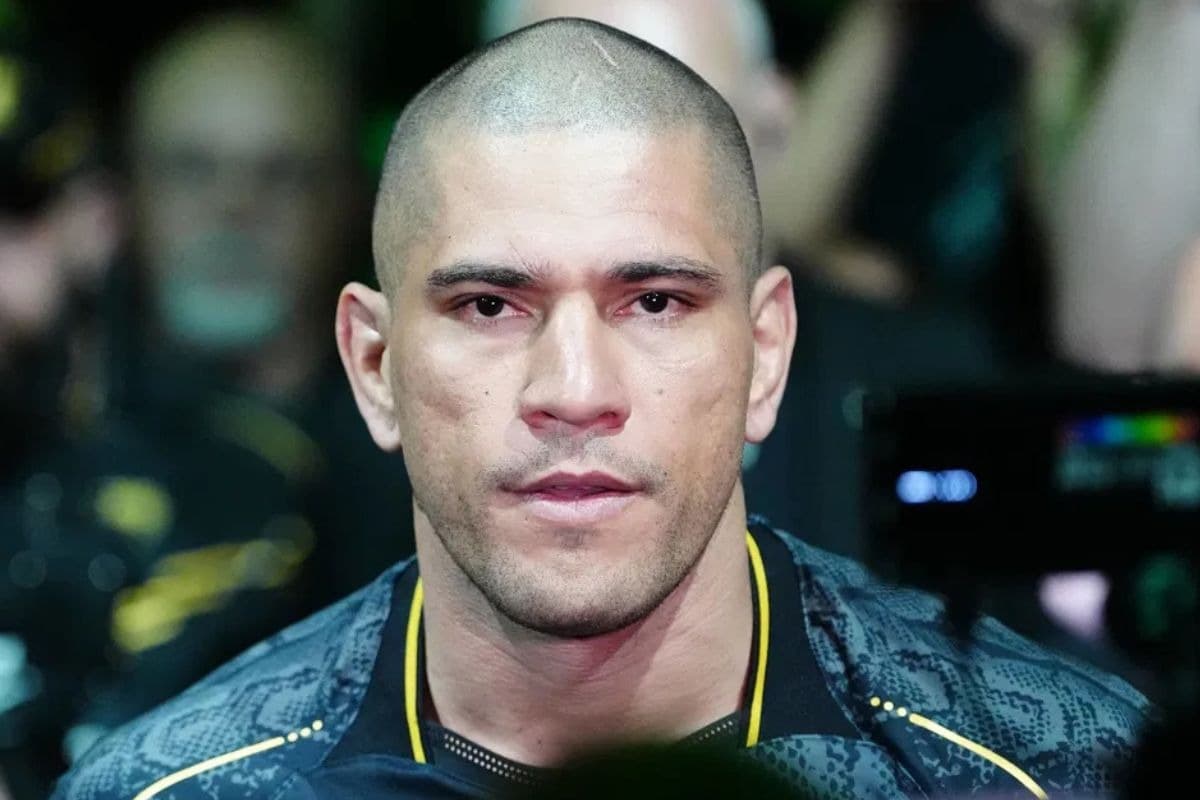 Foto de frente de Alex Pereira