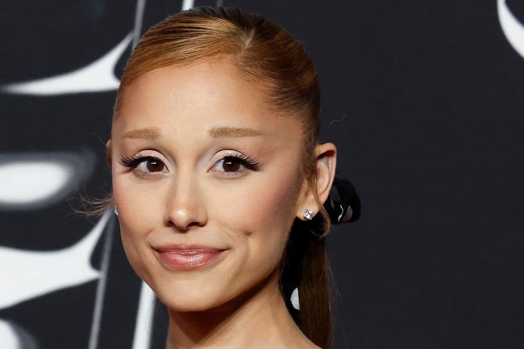 Foto de frente de Ariana Grande