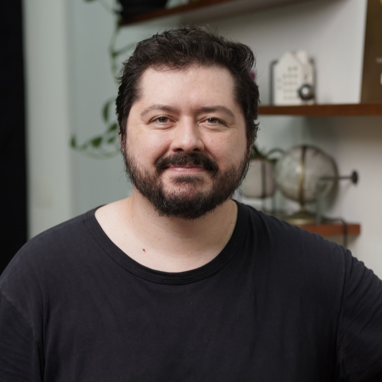 Foto de frente de Átila Iamarino