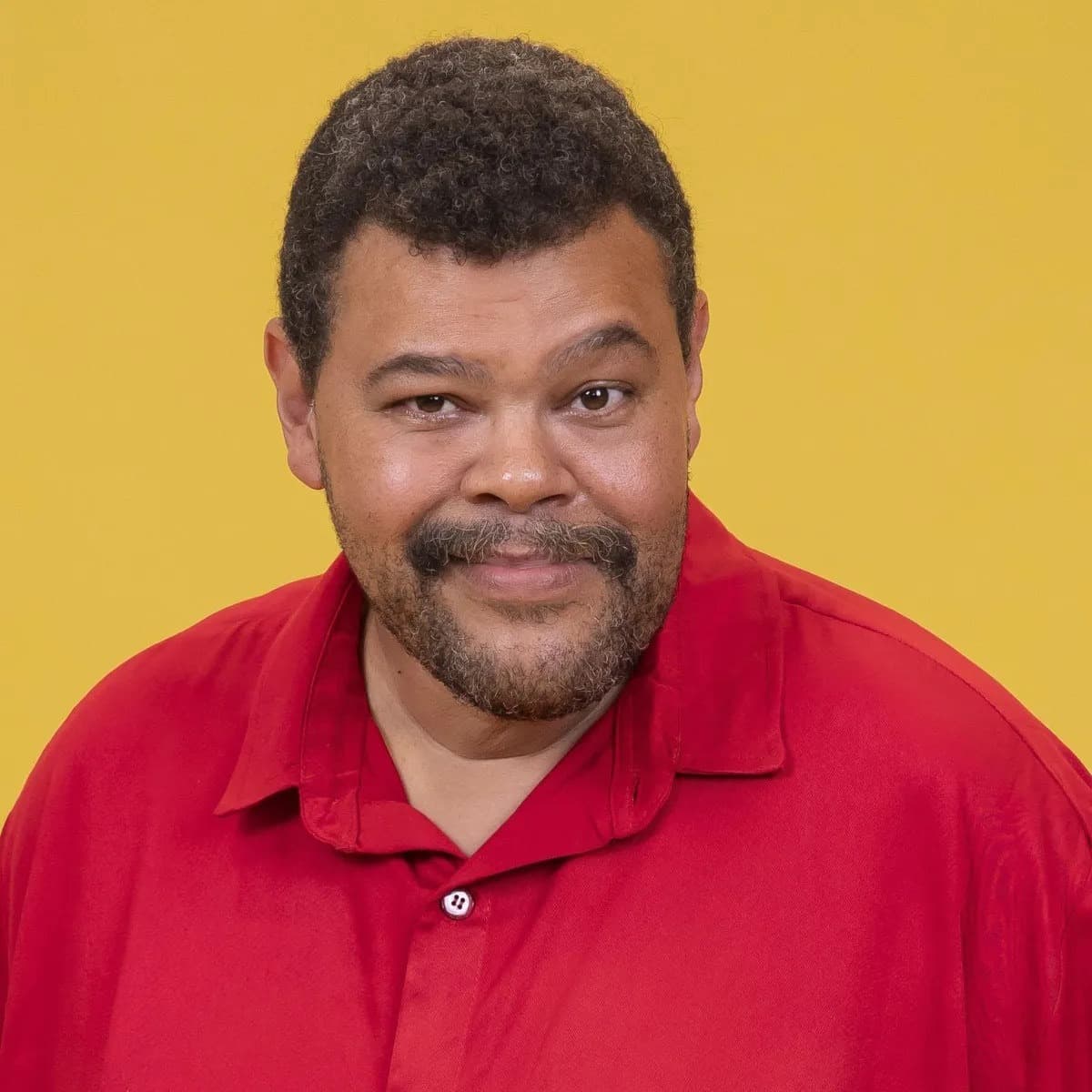 Foto de frente de Babu Santana