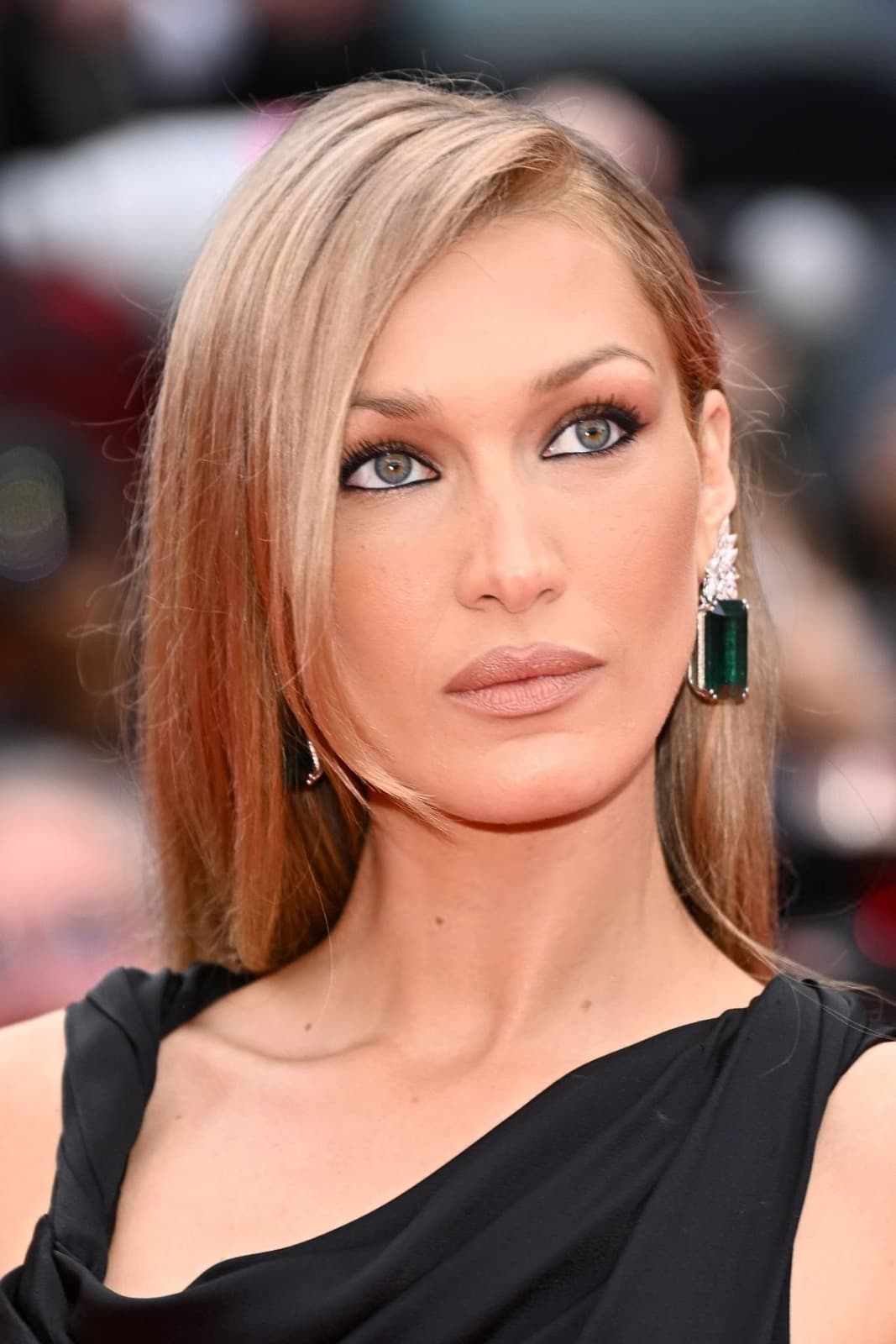 Foto de frente de Bella Hadid
