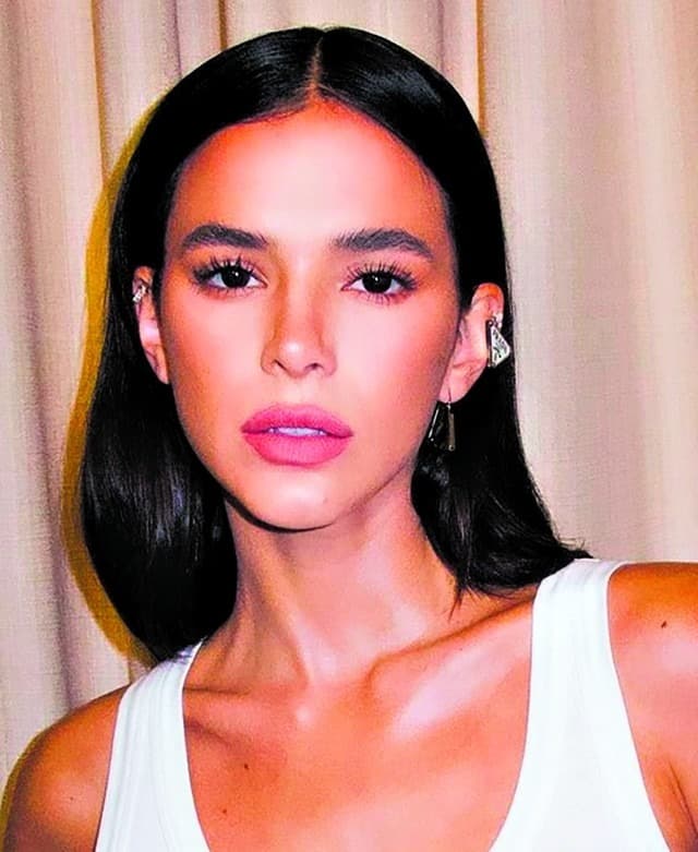 Foto de frente de Bruna Marquezine