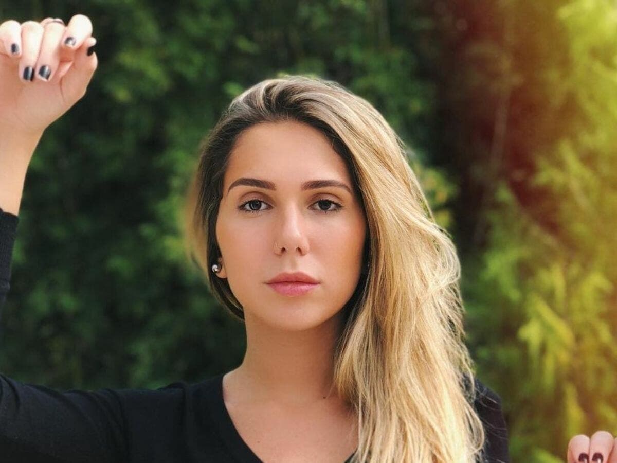 Foto de frente de Carol Portaluppi