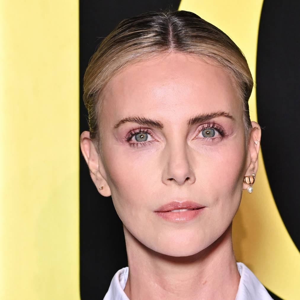 Foto de frente de Charlize Theron