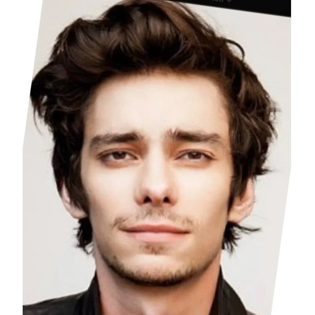 Foto de frente de Devon Bostick
