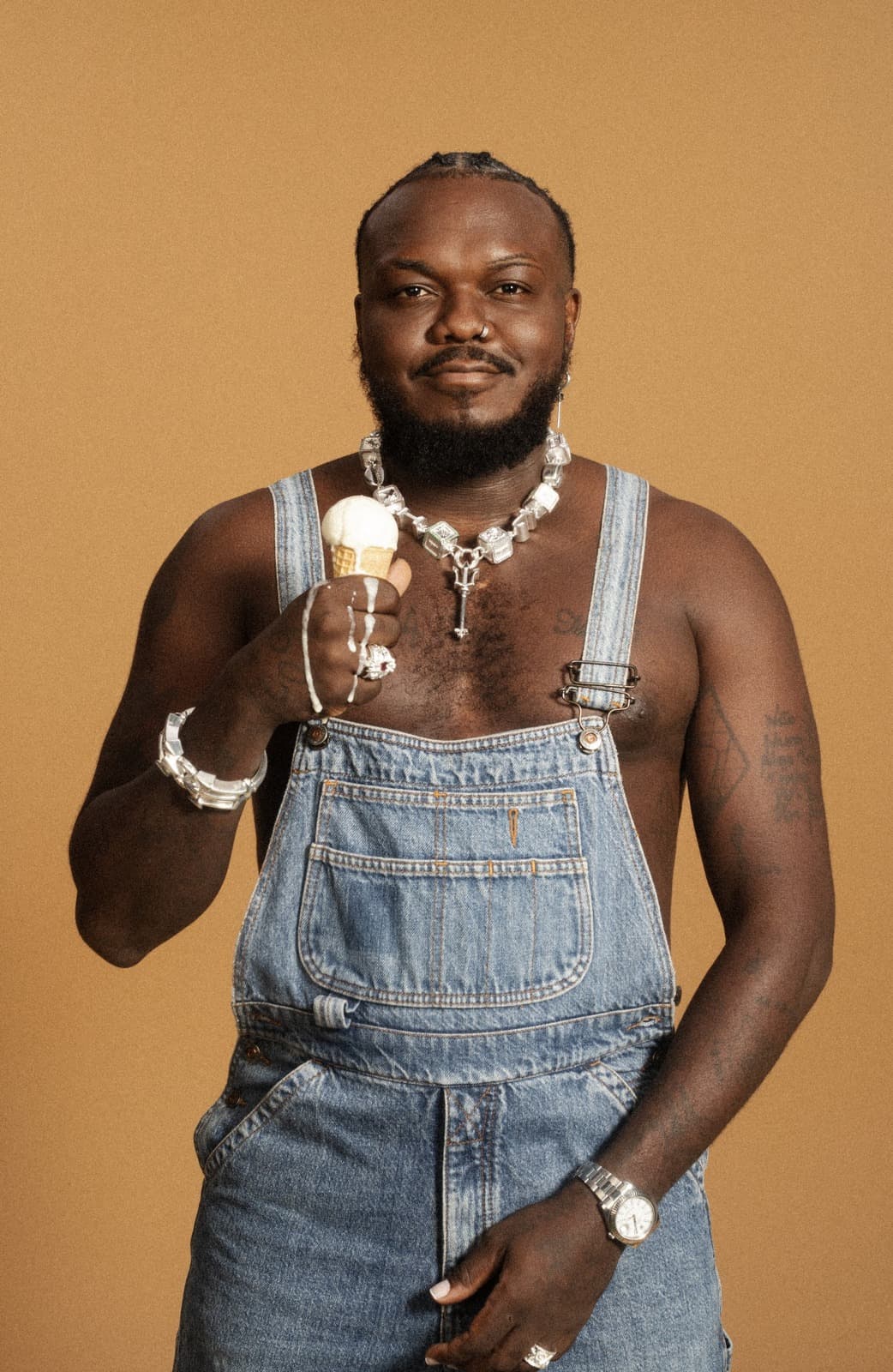 Foto de frente de Djonga