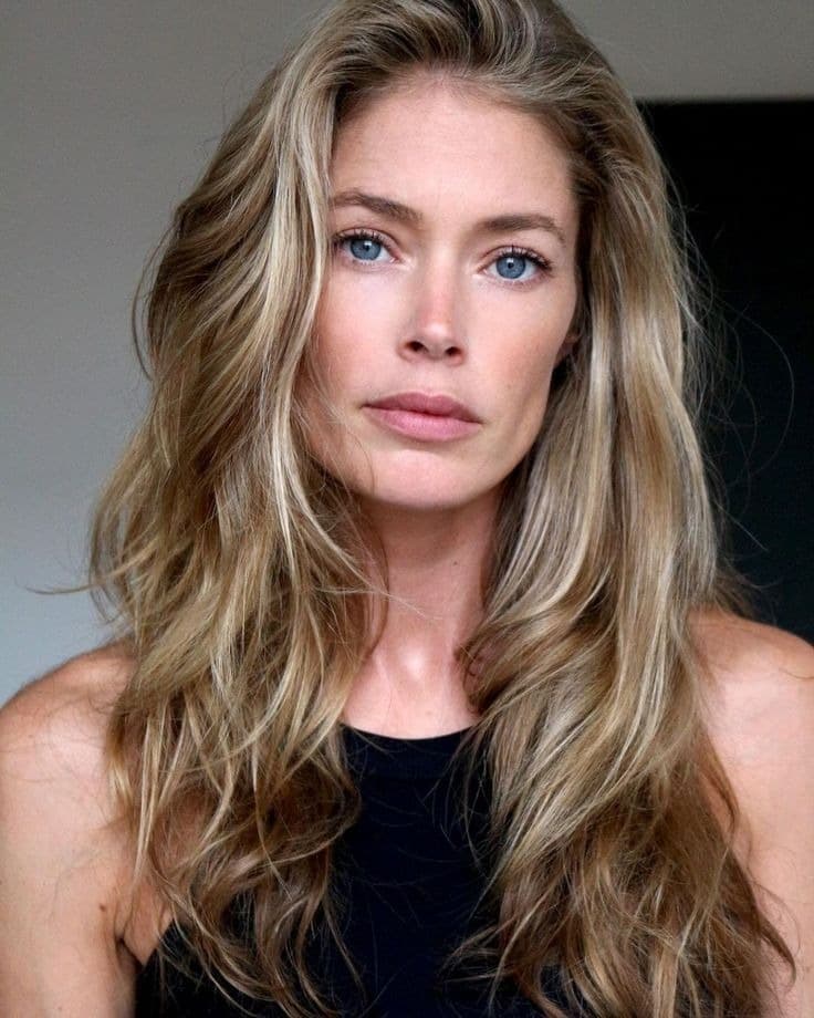 Foto de frente de Doutzen Kroes