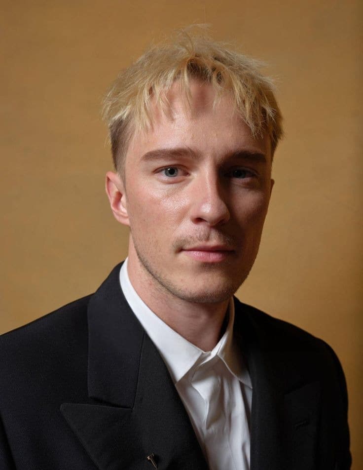 Foto de frente de Drew Starkey