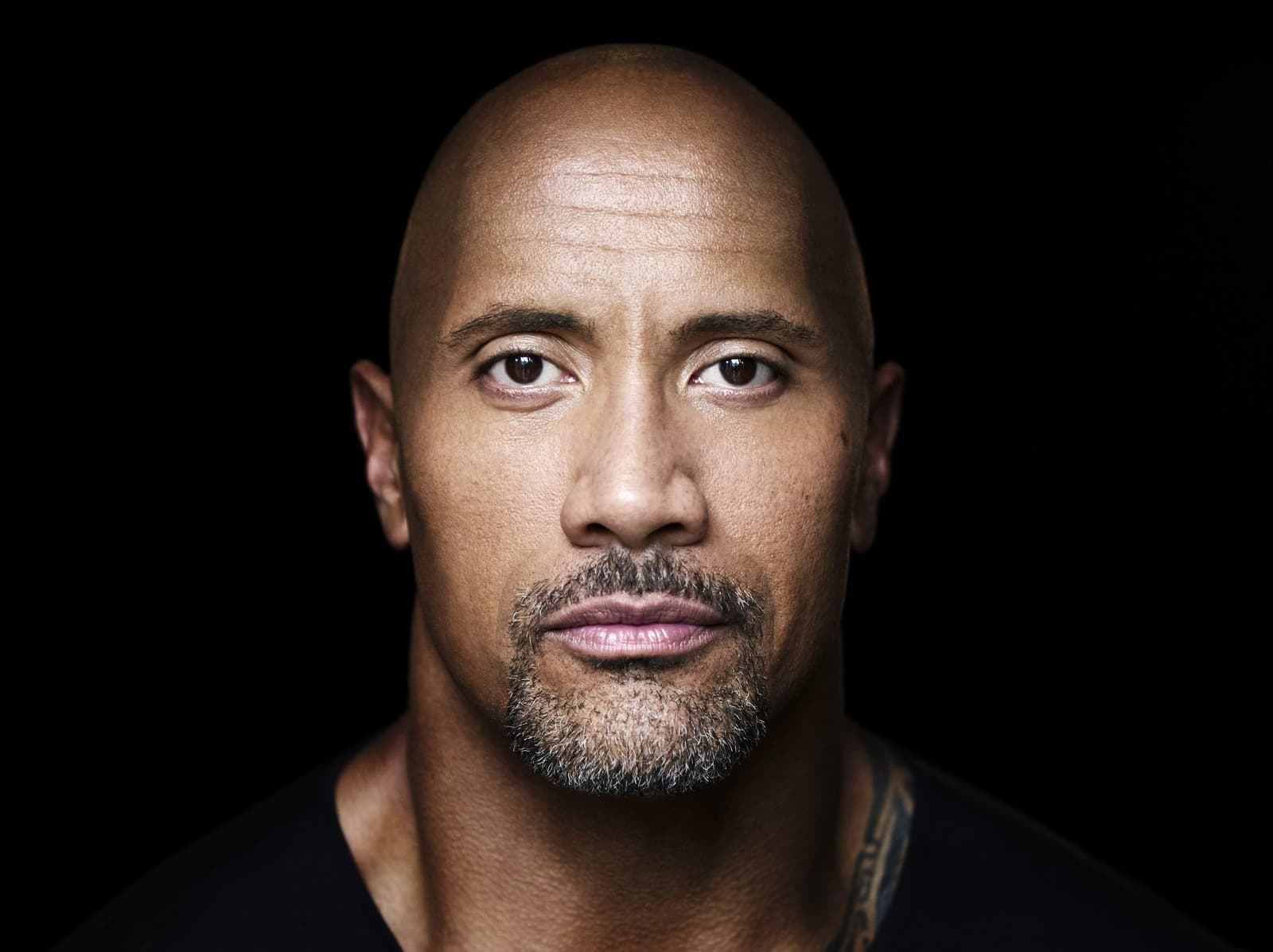 Foto de frente de Dwayne Johnson