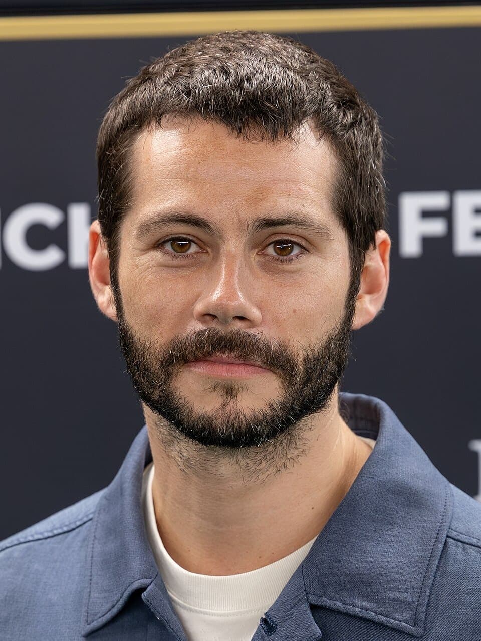 Foto de frente de Dylan O'Brien