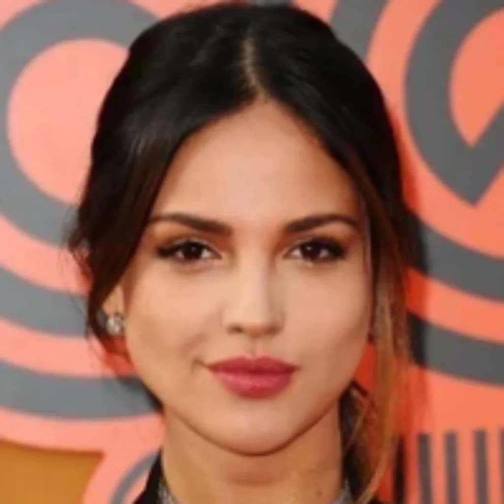 Foto de frente de Eiza González