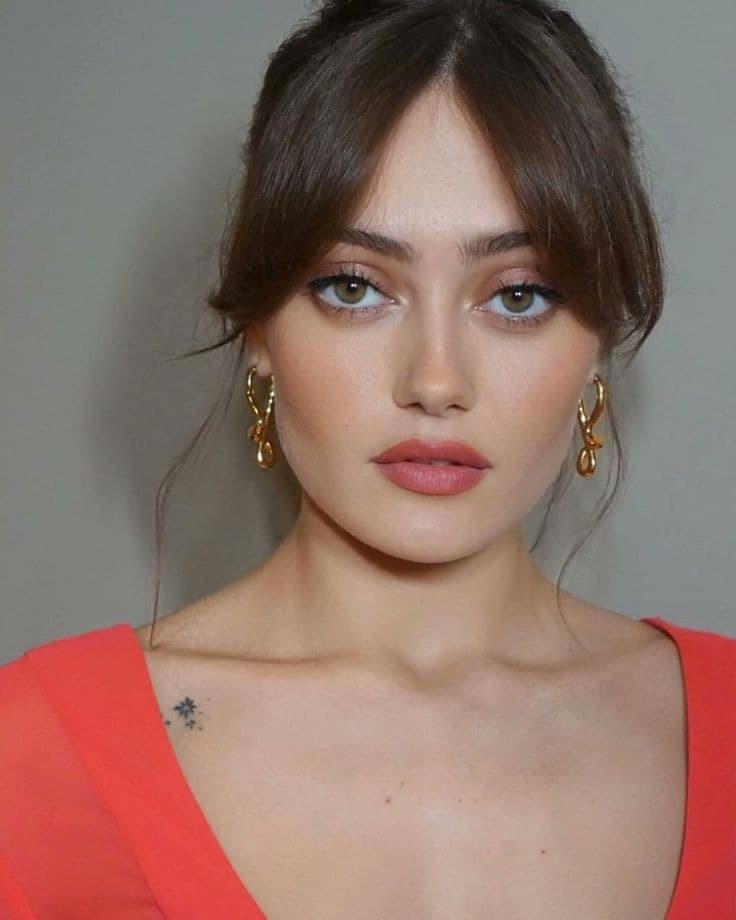 Foto de frente de Ella Purnell