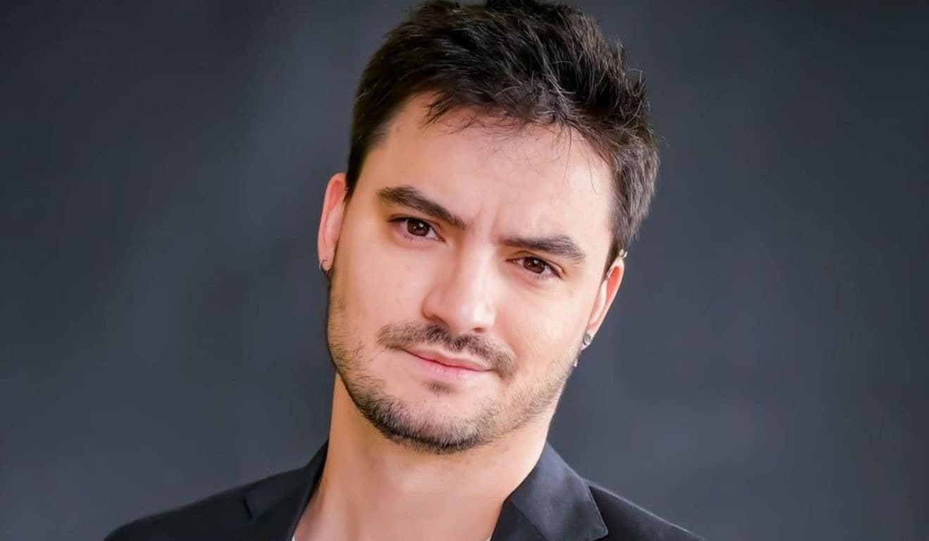 Foto de frente de Felipe Neto