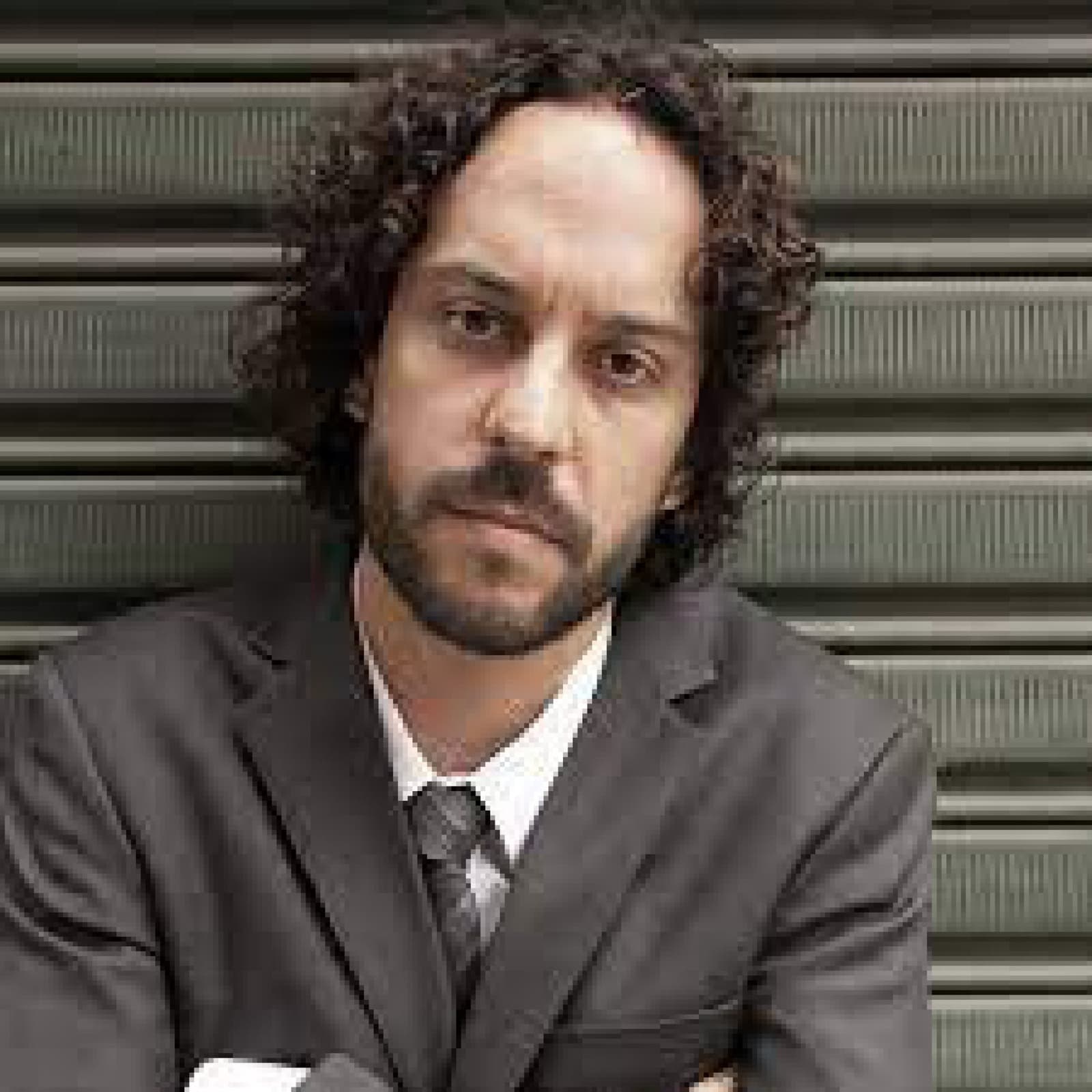 Foto de frente de Gabriel o Pensador