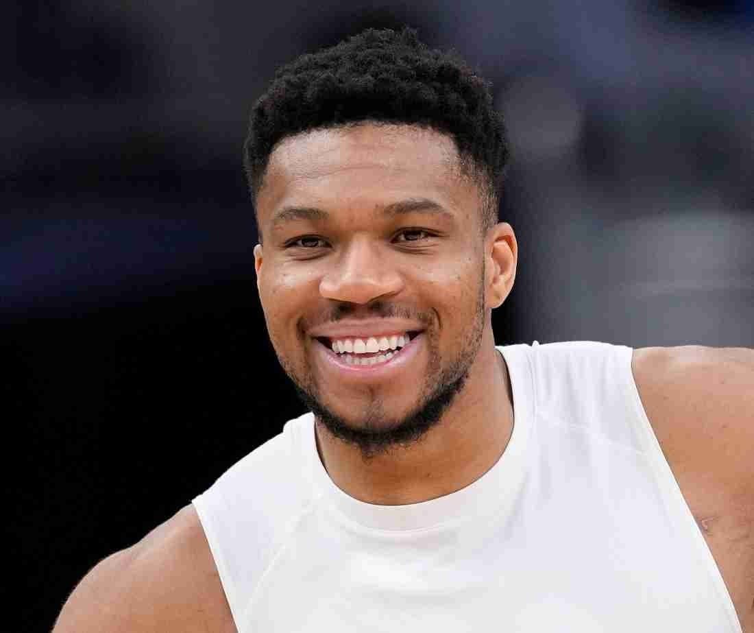 Foto de frente de Giannis Antetokounmpo