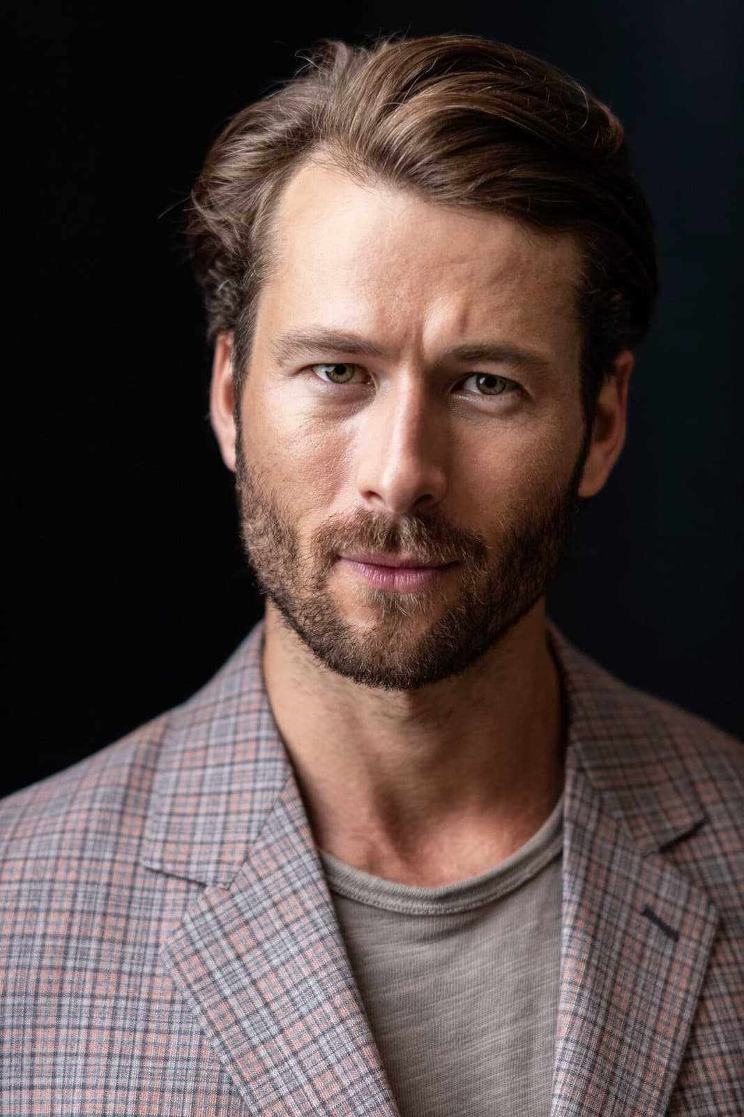 Foto de frente de Glen Powell