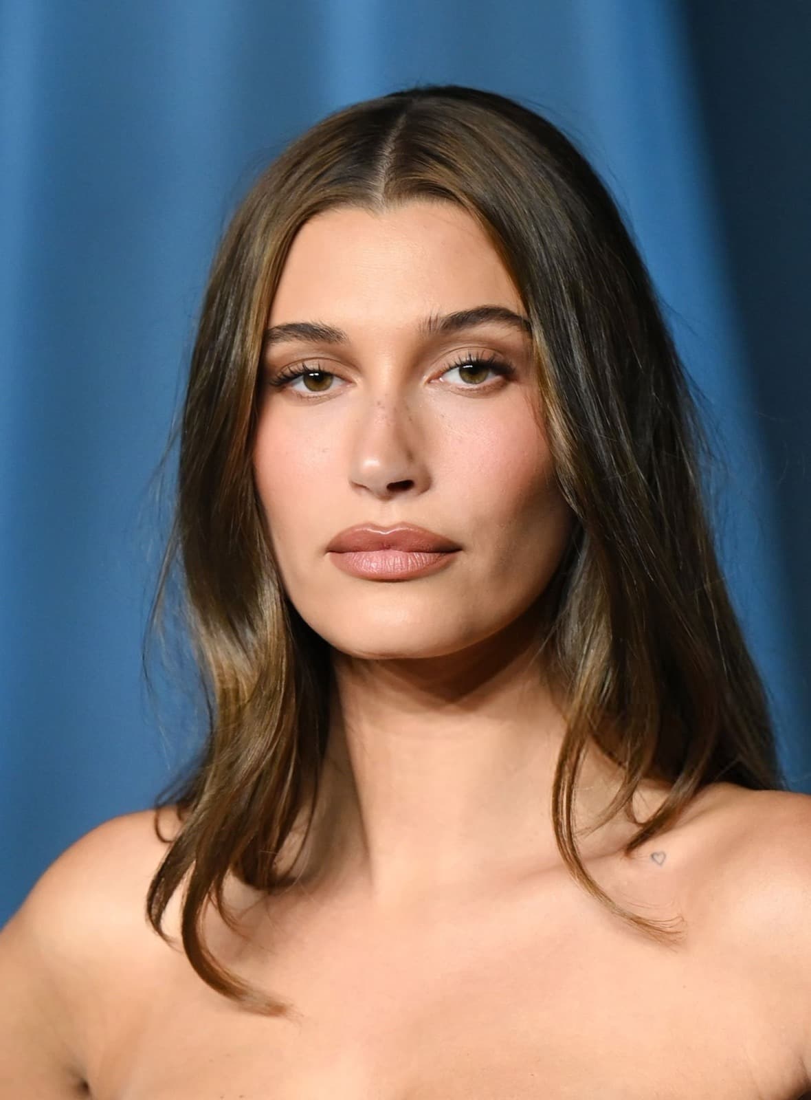 Foto de frente de Hailey Bieber