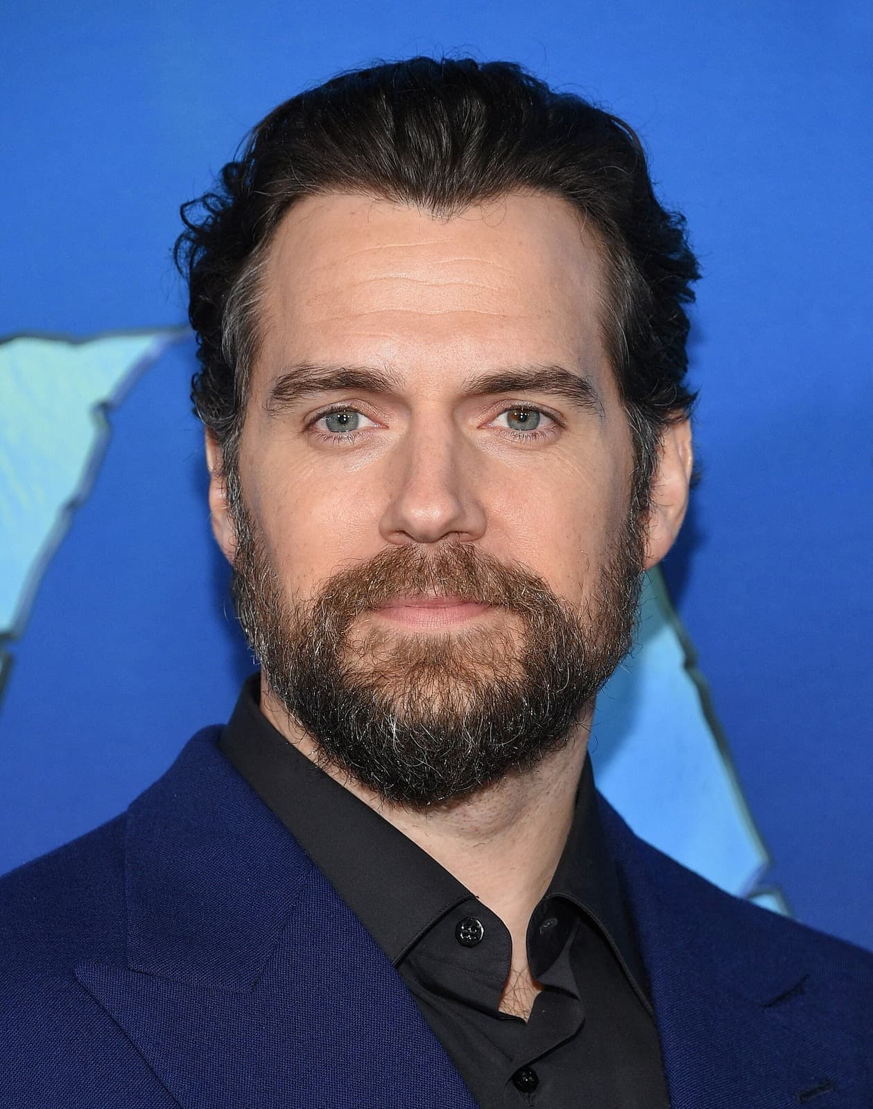 Foto de frente de Henry Cavill