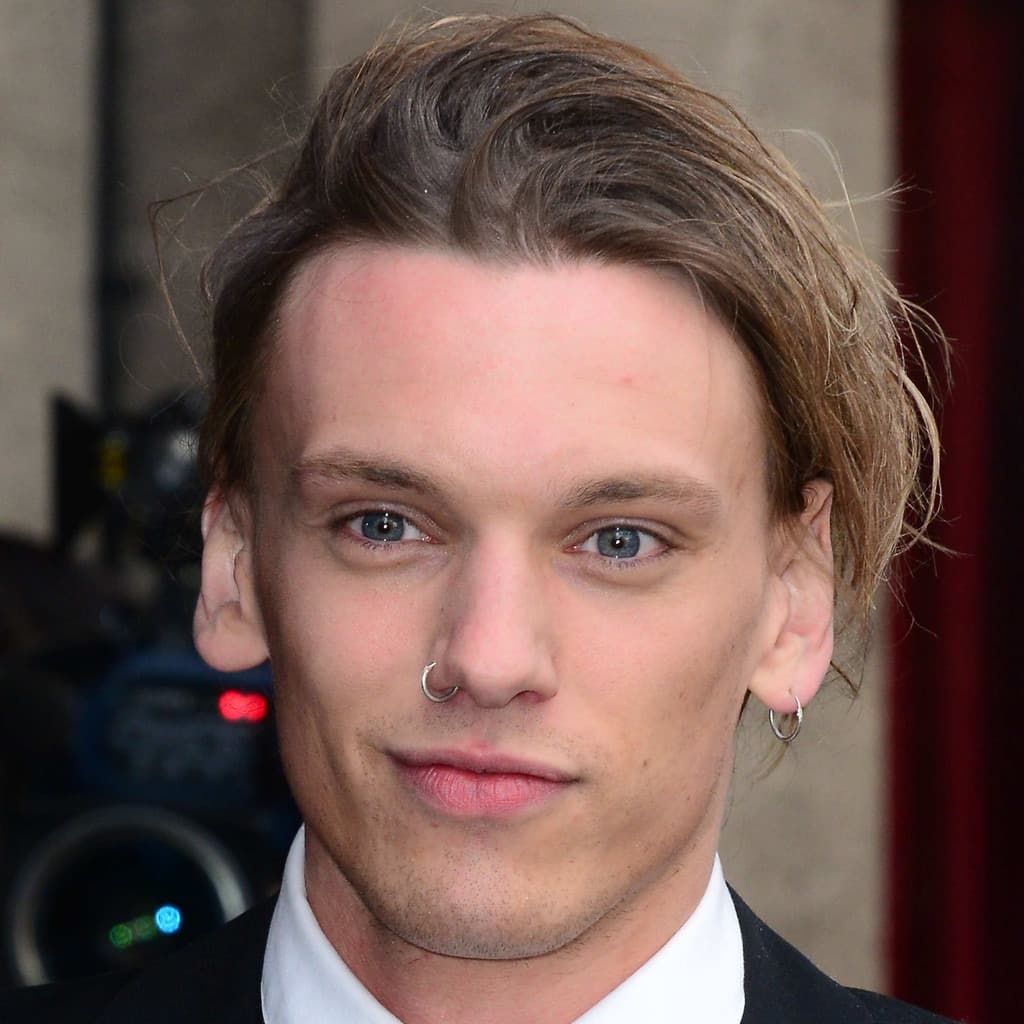 Foto de frente de Jamie Campbell Bower